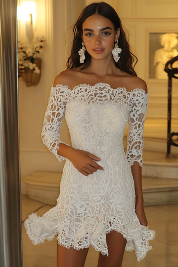 Épaule dénudée dentelle blanche Une ligne Robe de graduation à manches longues